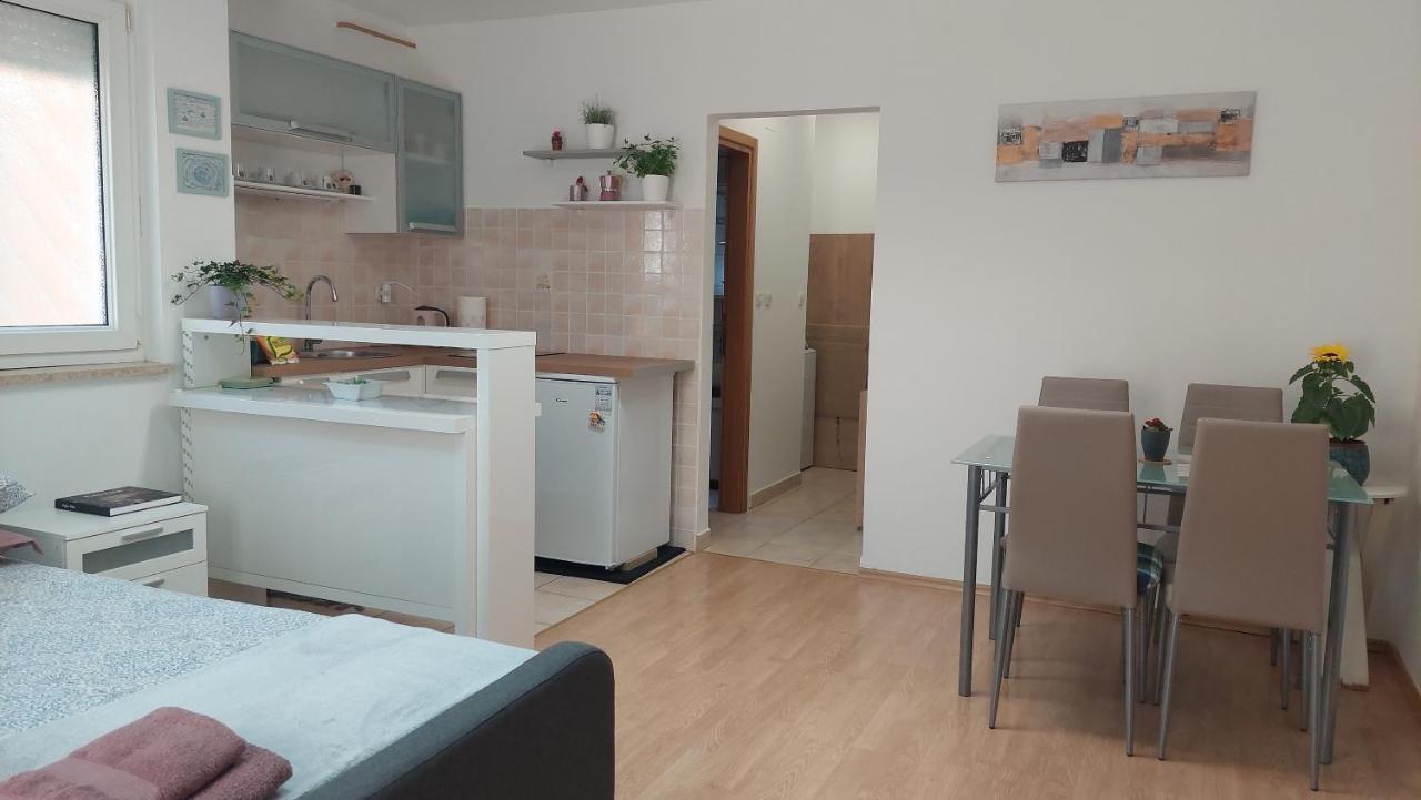 Studio 7Even Ground Floor Пула Екстериор снимка
